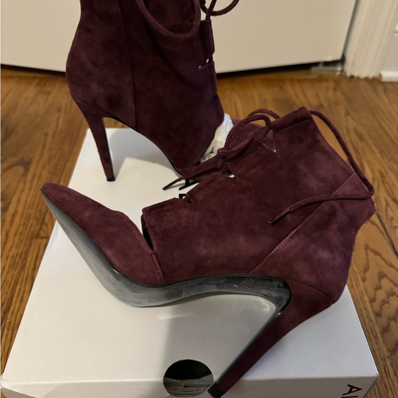 Maroon suede ALDO heels size women’s 8 - Picture 2 of 3